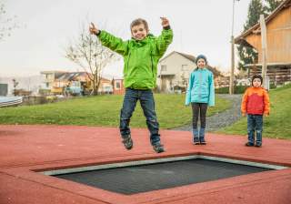 Bodentrampolin der Firma Rudolf Spielplatz, Spielplatzbauer, Spielplatzhersteller, Spielplatzgeräte, Schweiz