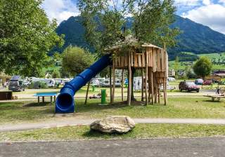 Baumhaus der Firma Rudolf Spielplatz, Spielplatzbauer, Spielplatzhersteller, Spielplatzgeräte, Schweiz