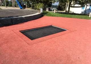 Bodentrampolin der Firma Rudolf Spielplatz, Spielplatzbauer, Spielplatzhersteller, Spielplatzgeräte, Schweiz