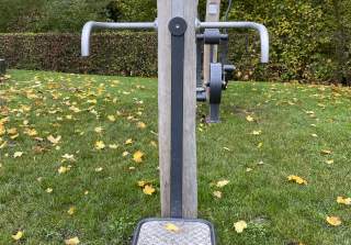 Hüft Trainer der Firma Rudolf Spielplatz, Spielplatzbauer, Spielplatzhersteller, Spielplatzgeräte, Schweiz