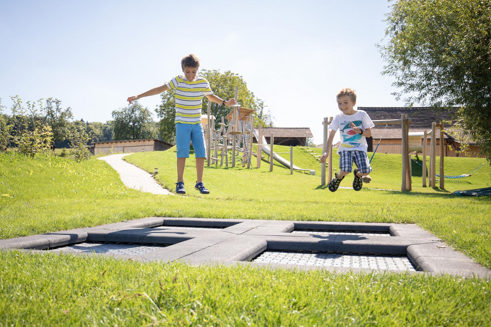 Trampolin der Firma Rudolf Spielplatz, Spielplatzbauer, Spielplatzhersteller, Spielplatzgeräte, Schweiz