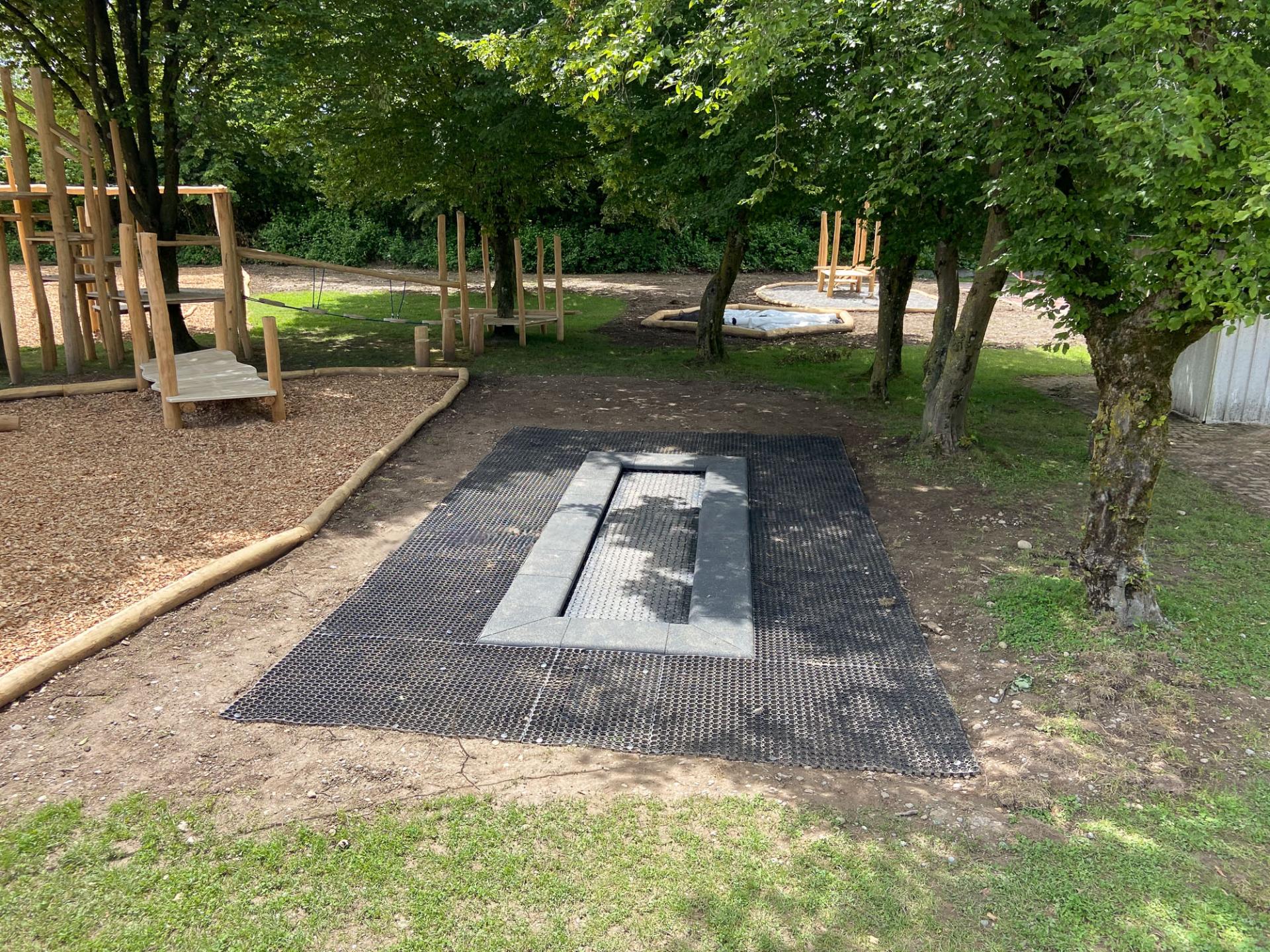 Trampolin der Firma Rudolf Spielplatz, Spielplatzbauer, Spielplatzhersteller, Spielplatzgeräte, Schweiz