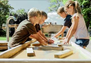 Wasser- und Matschanlage der Firma Rudolf Spielplatz, Spielplatzbauer, Spielplatzhersteller, Spielplatzgeräte, Schweiz