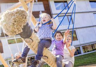 Schaukel der Firma Rudolf Spielplatz, Spielplatzbauer, Spielplatzhersteller, Spielplatzgeräte, Schweiz
