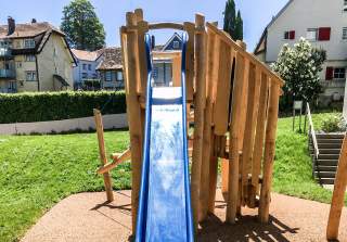 Rutschbahn der Firma Rudolf Spielplatz, Spielplatzbauer, Spielplatzhersteller, Spielplatzgeräte, Schweiz