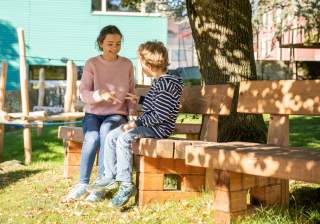 Sitzbank der Firma Rudolf Spielplatz, Spielplatzbauer, Spielplatzhersteller, Spielplatzgeräte, Schweiz