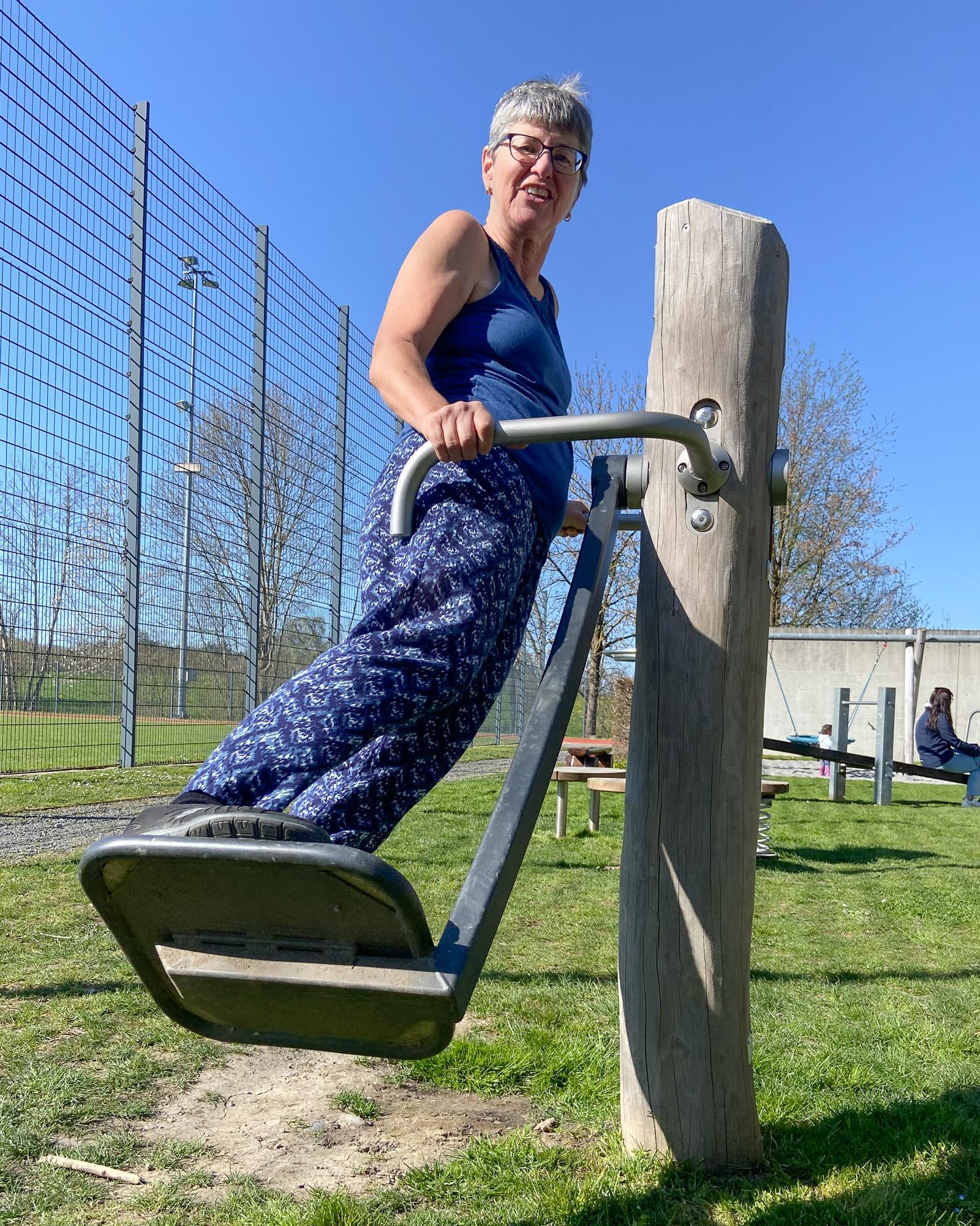 Hüft Trainer der Firma Rudolf Spielplatz, Spielplatzbauer, Spielplatzhersteller, Spielplatzgeräte, Schweiz
