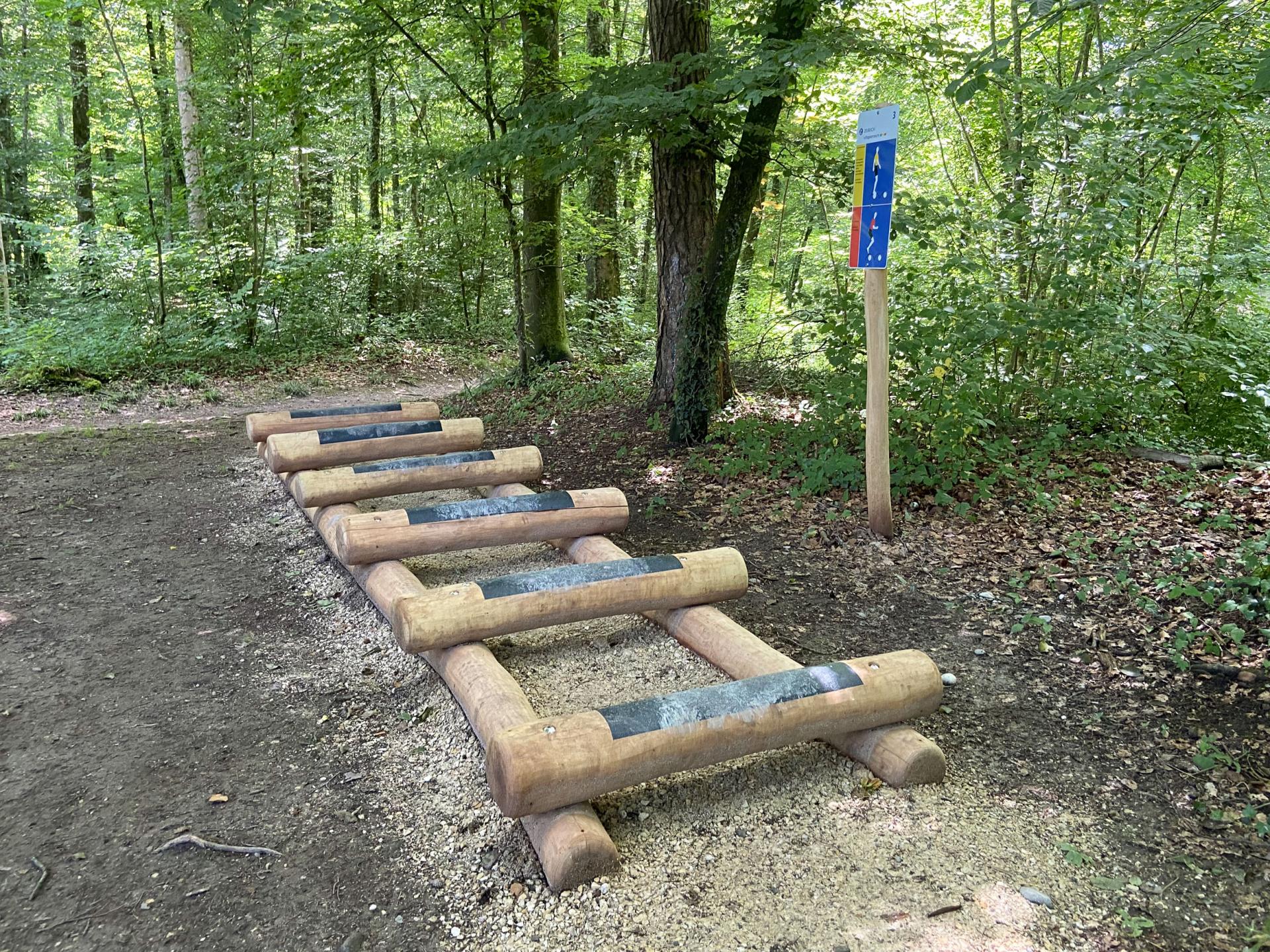 Vitaparcours  Hüpfanlage der Firma Rudolf Spielplatz, Spielplatzbauer, Spielplatzhersteller, Spielplatzgeräte, Schweiz