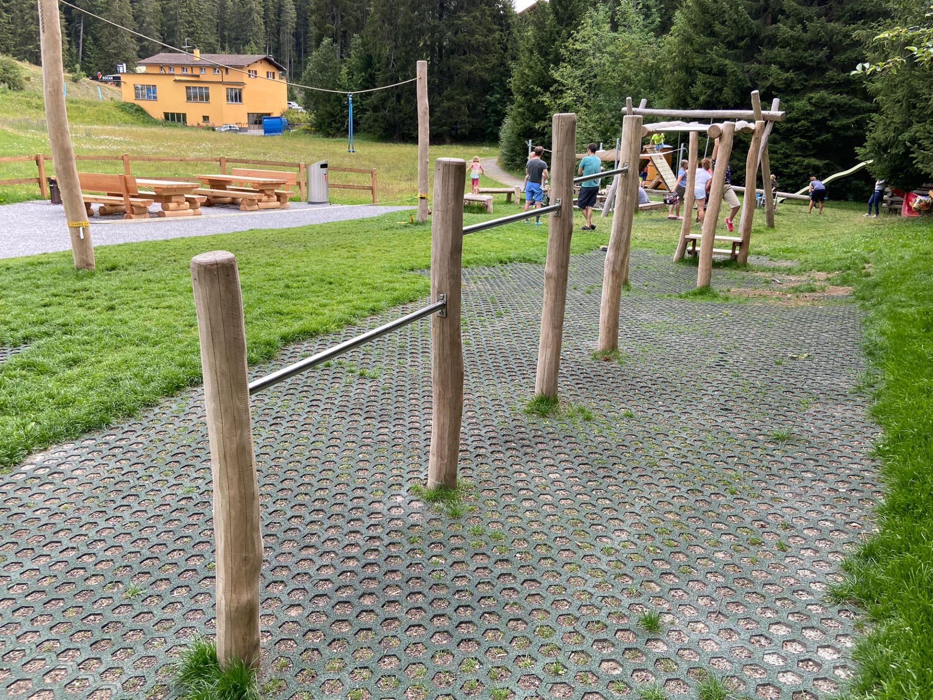 Reck der Firma Rudolf Spielplatz, Spielplatzbauer, Spielplatzhersteller, Spielplatzgeräte, Schweiz