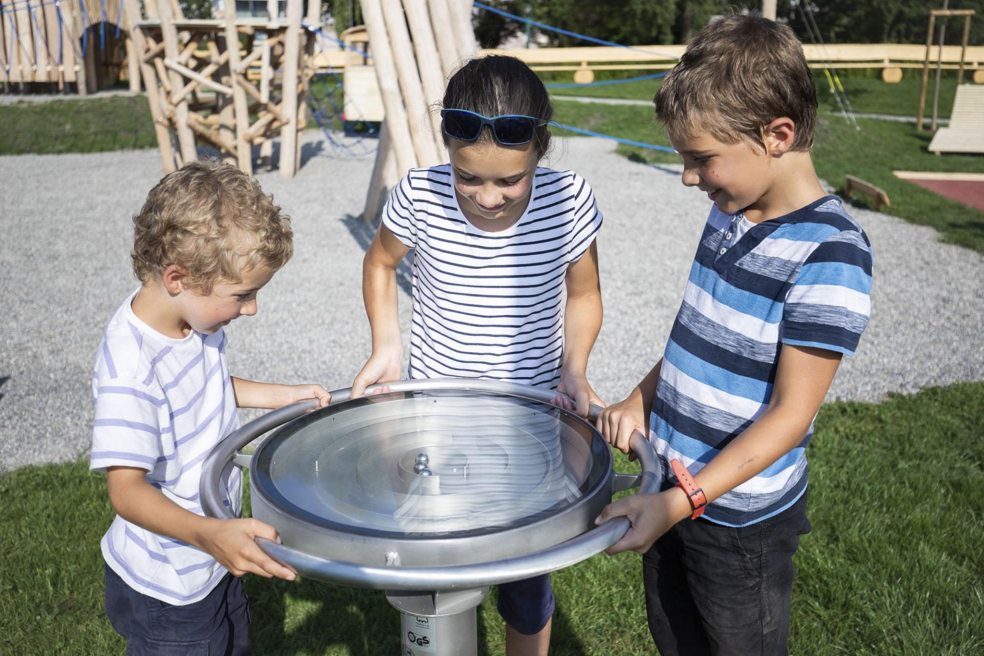 Geschicklichkeits Trainer der Firma Rudolf Spielplatz, Spielplatzbauer, Spielplatzhersteller, Spielplatzgeräte, Schweiz