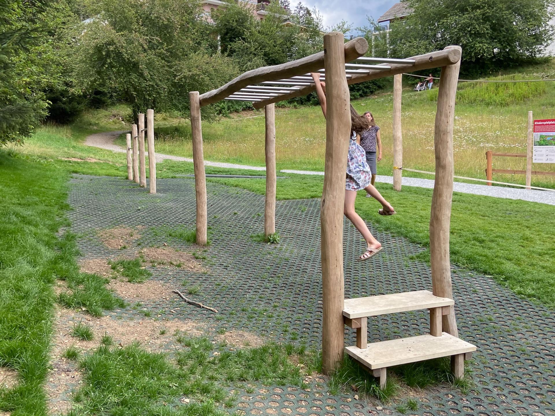 Hangelanlage der Firma Rudolf Spielplatz, Spielplatzbauer, Spielplatzhersteller, Spielplatzgeräte, Schweiz