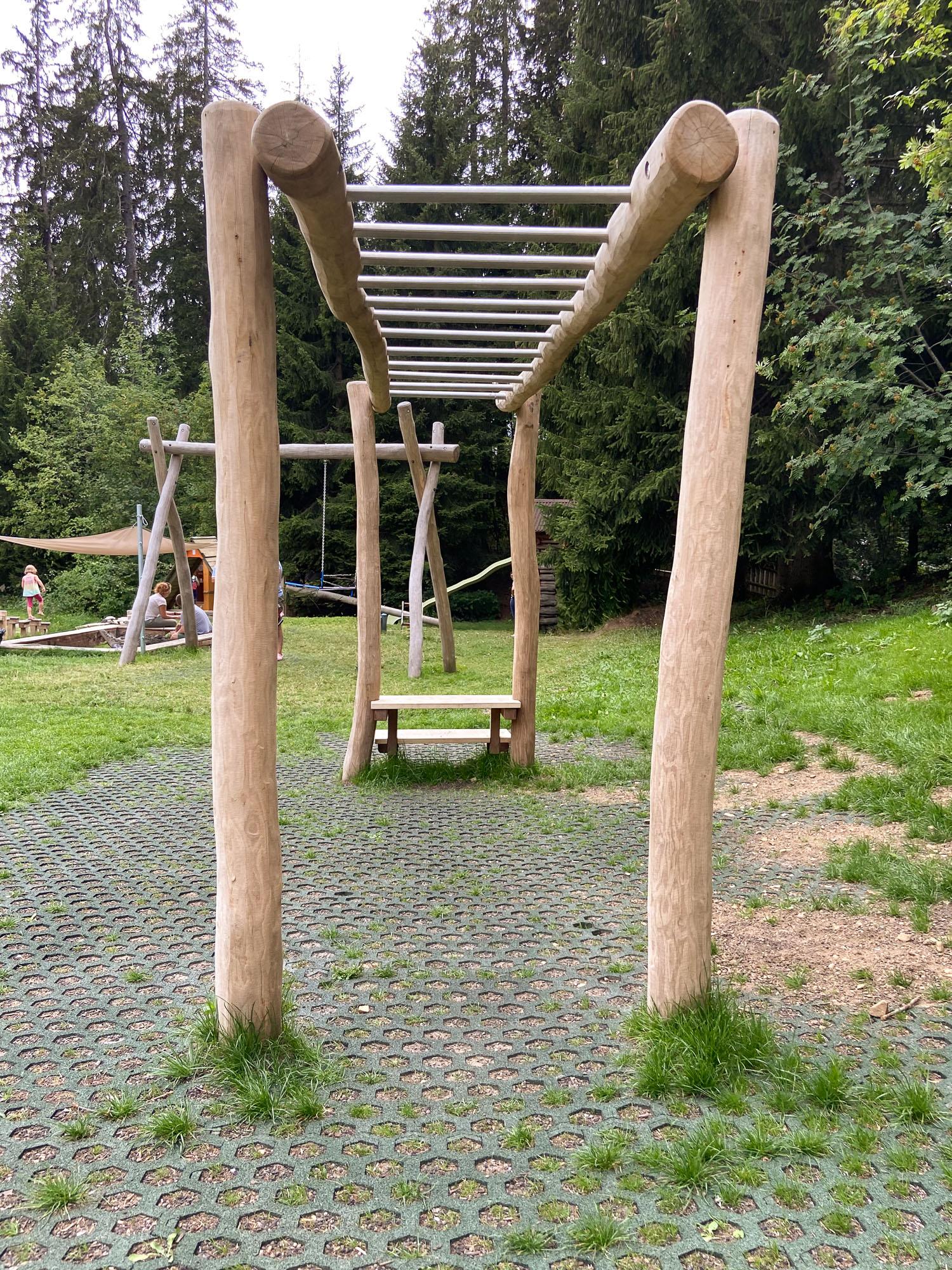 Hangelanlage der Firma Rudolf Spielplatz, Spielplatzbauer, Spielplatzhersteller, Spielplatzgeräte, Schweiz