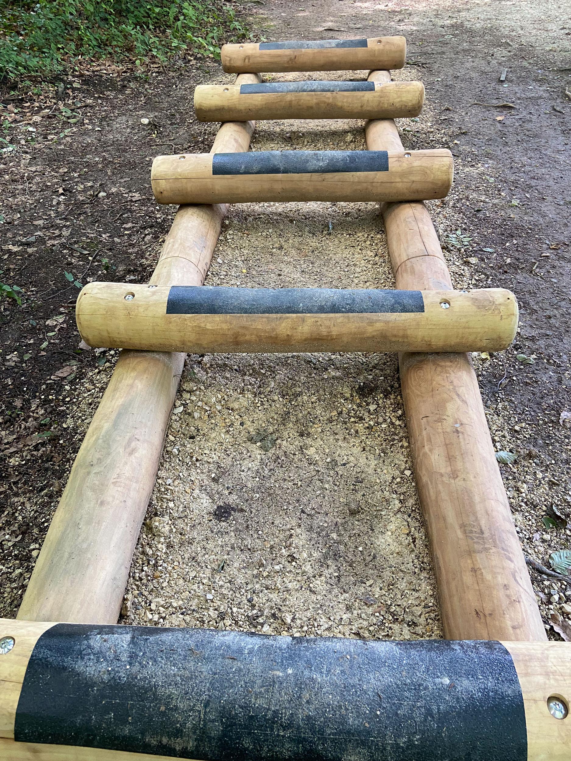 Vitaparcours  Hüpfanlage der Firma Rudolf Spielplatz, Spielplatzbauer, Spielplatzhersteller, Spielplatzgeräte, Schweiz