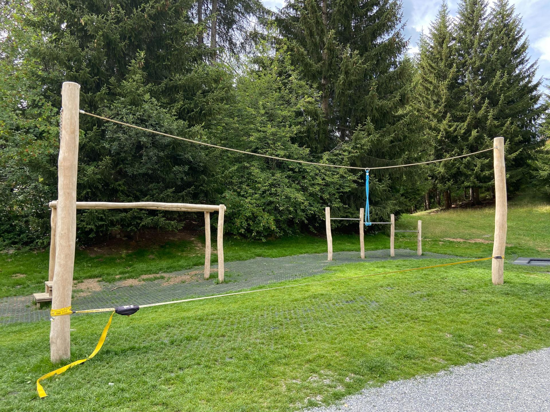 Slackline der Firma Rudolf Spielplatz, Spielplatzbauer, Spielplatzhersteller, Spielplatzgeräte, Schweiz