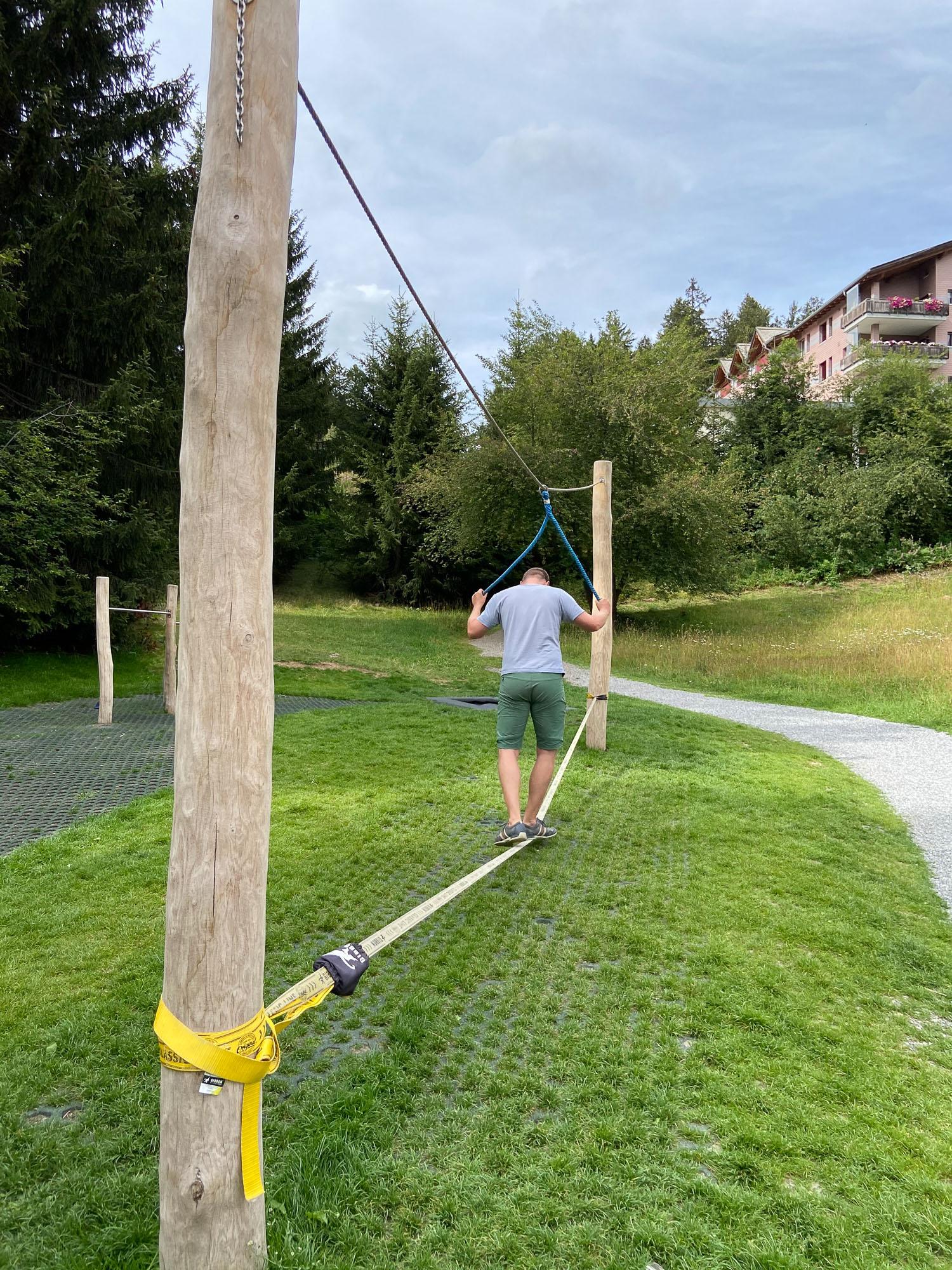 Slackline der Firma Rudolf Spielplatz, Spielplatzbauer, Spielplatzhersteller, Spielplatzgeräte, Schweiz